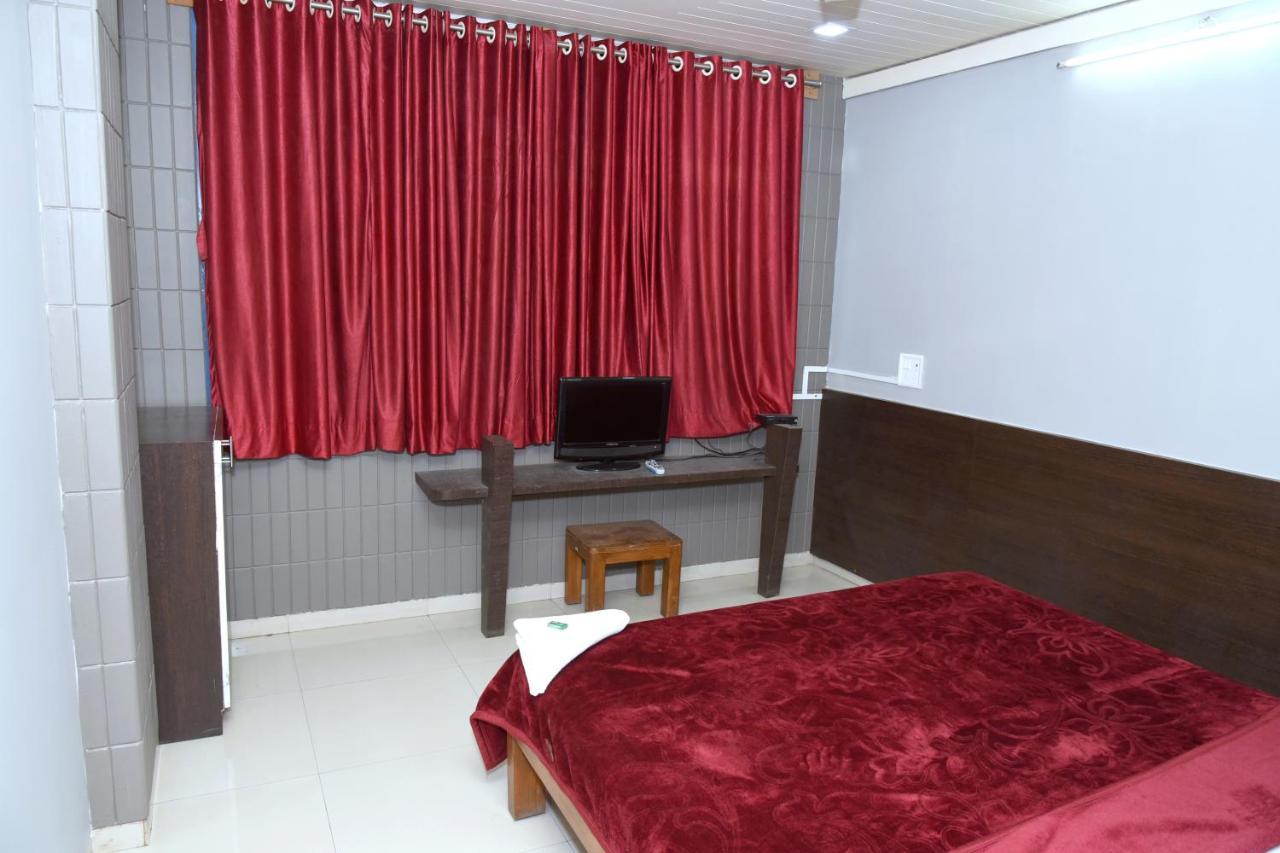 Oyo 67509 Hotel Tukson Narayangaon Buitenkant foto