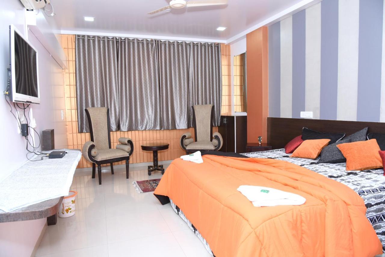 Oyo 67509 Hotel Tukson Narayangaon Buitenkant foto