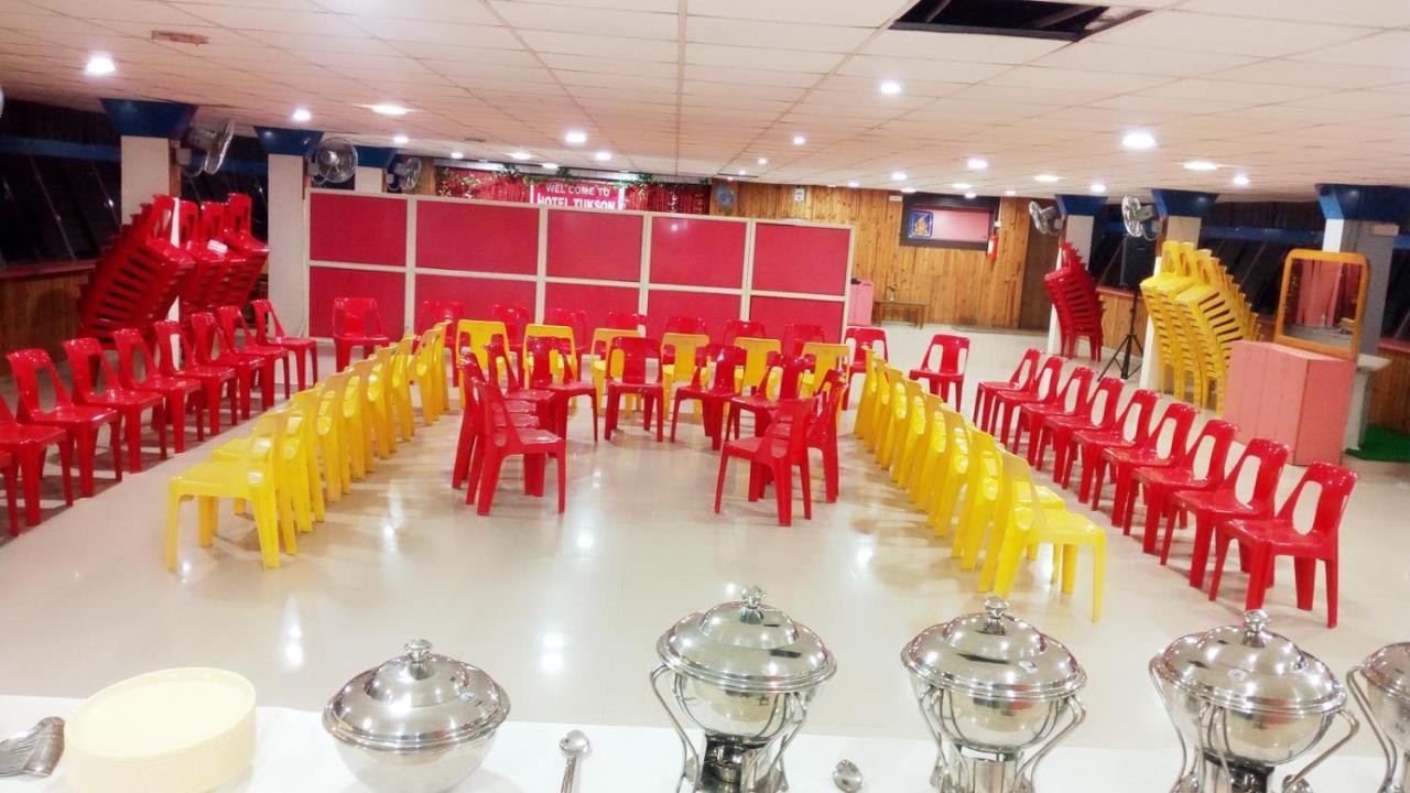 Oyo 67509 Hotel Tukson Narayangaon Buitenkant foto