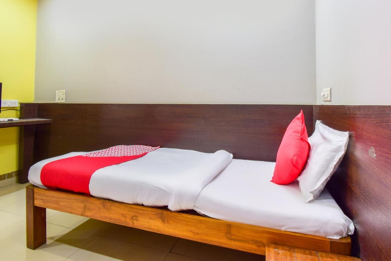 Oyo 67509 Hotel Tukson Narayangaon Buitenkant foto